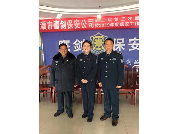 黨支部書記李鶴國(guó)、工會(huì)主席徐玉英與老同志代表姜香保在會(huì)場(chǎng)合影